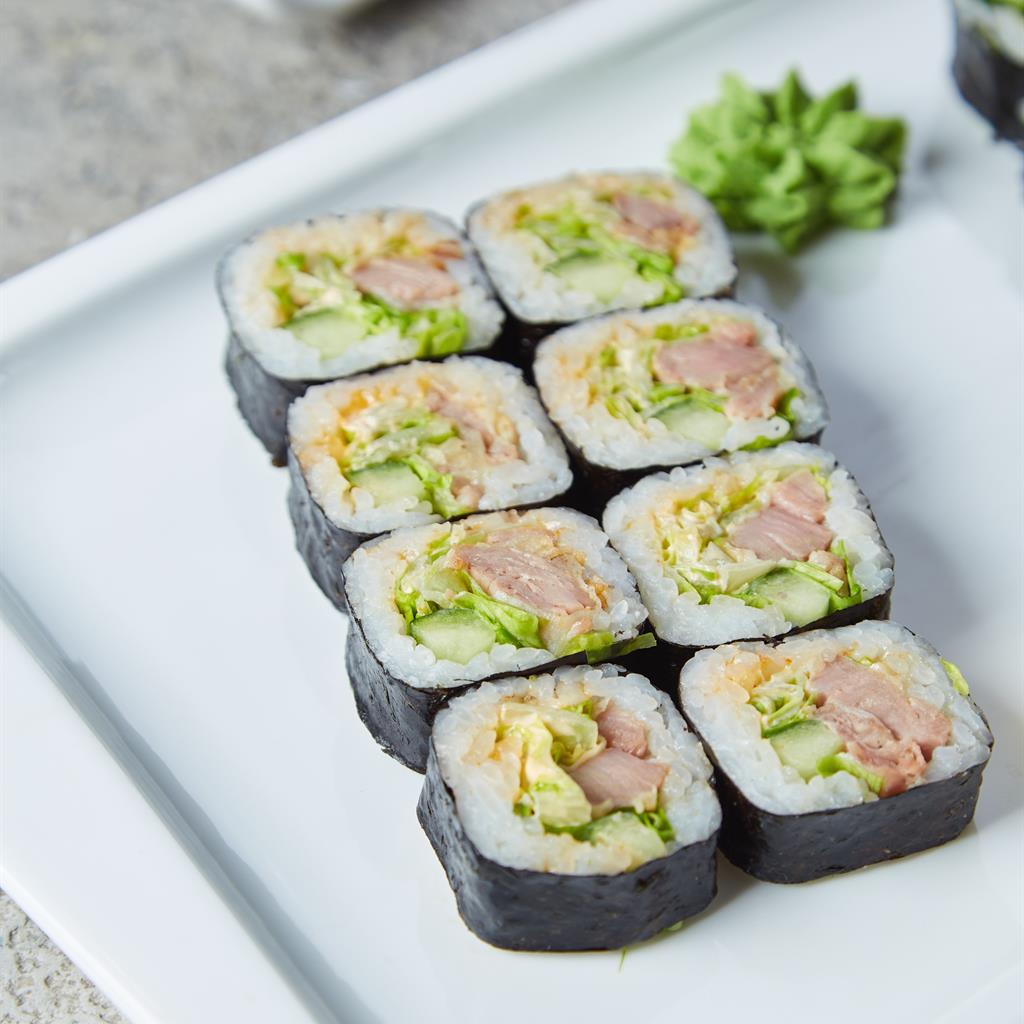 Суши чука с соусом. Суши смайл выборг. Суши чука с соусом. Суши на ушакова выборг. Суши на ушакова выборг.