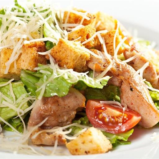 Салат Цезарь с курицей