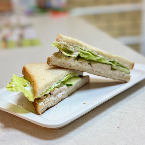 Чашка кофе и сендвич с курицей