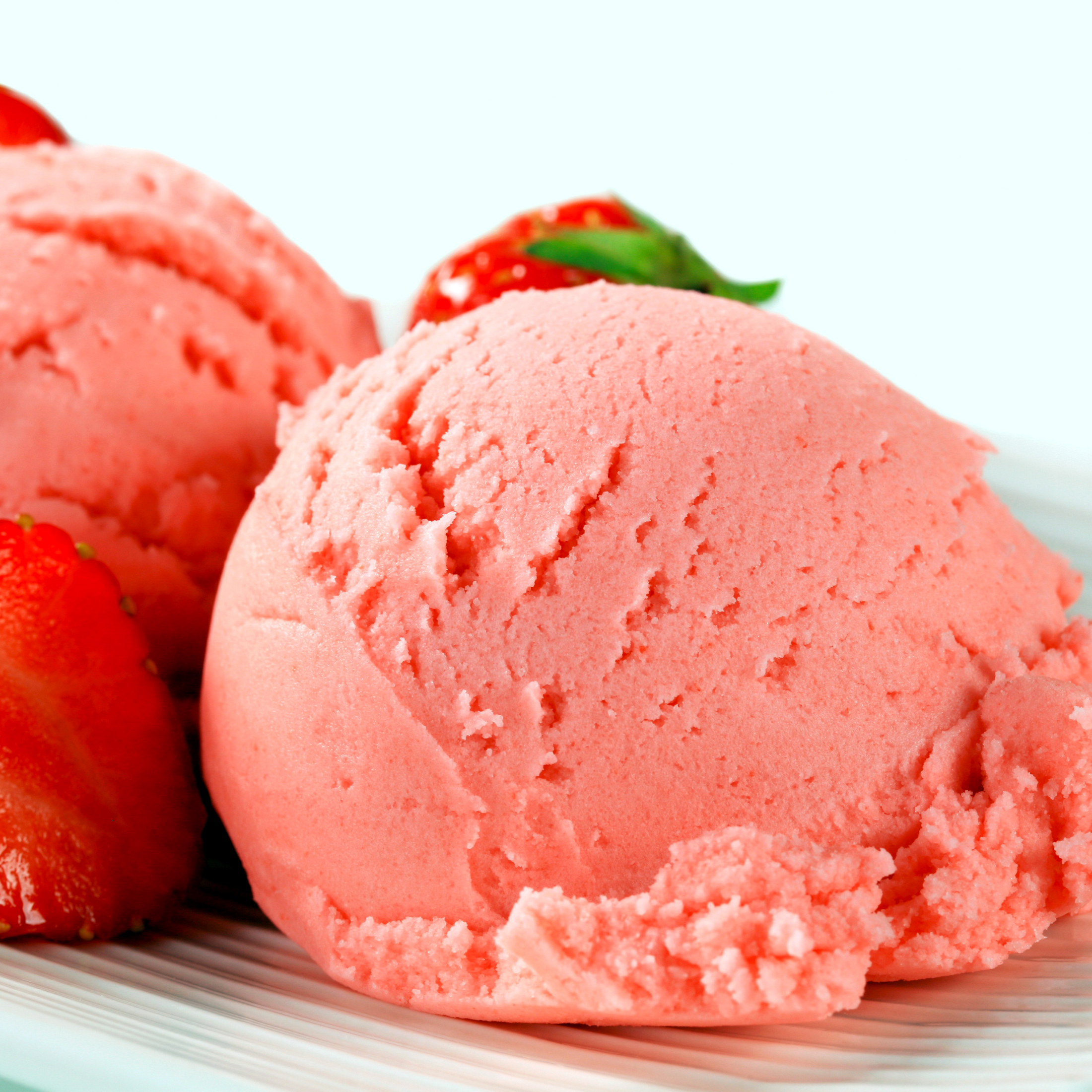 Strawberry ice cream фулл. Клубничное мороженое в стаканчике. Стравберри айс крим. Малиновый айс крим. Мороженое джелато клубника.