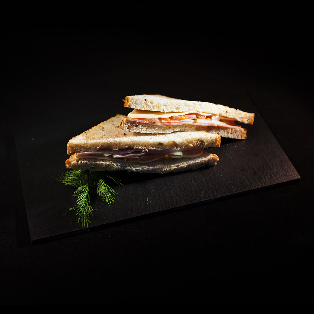 куриный сэндвич фрайдис теннесси. 210522 сэндвич. сэндвич с пармой и фета буше. тройной сэндвич. сэндвич с куриным филе.