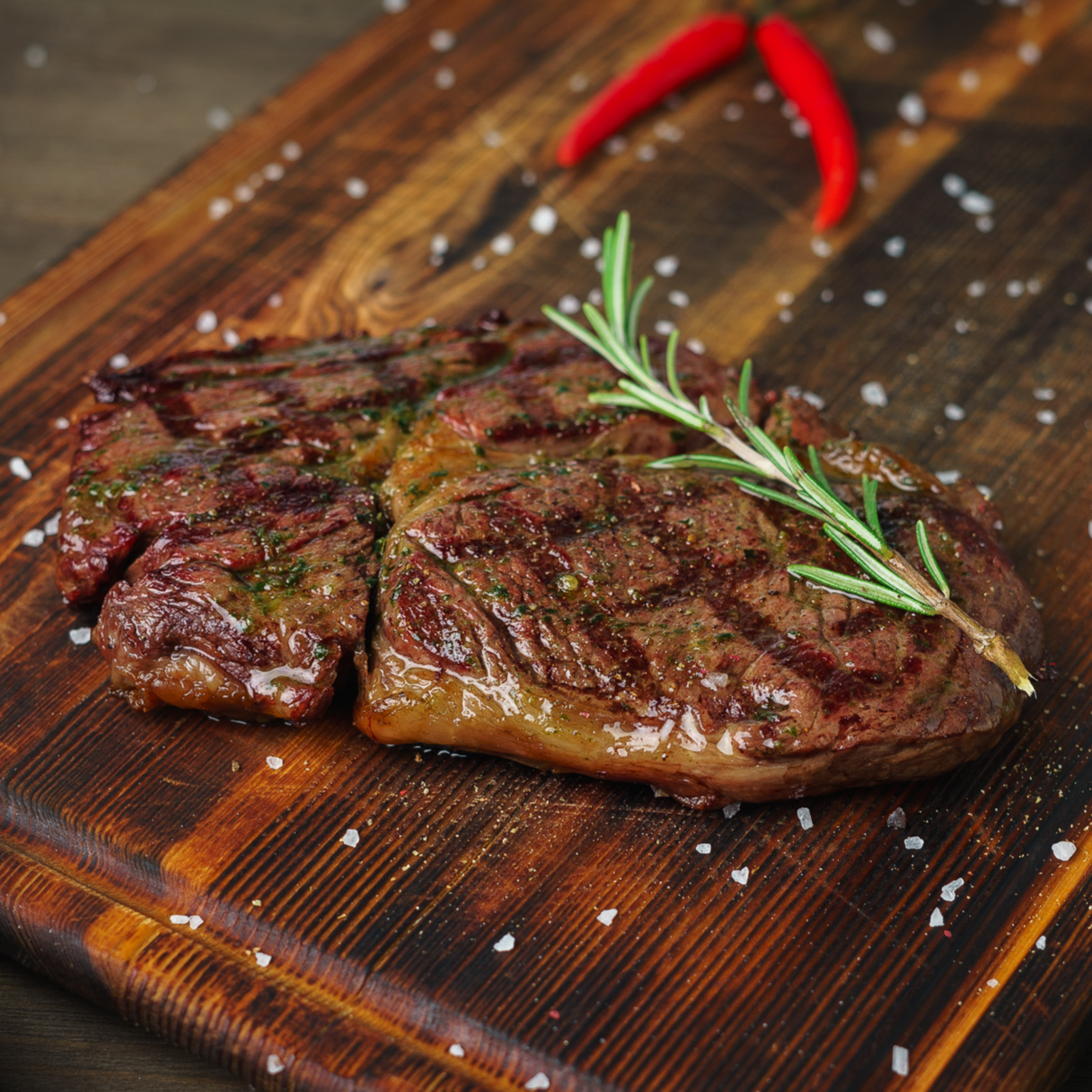 Стейк питер. Флэтайрон стейк. Стейки в ресторанах москвы. Фланк стейк красивая подача. Вкусные стейки спб.