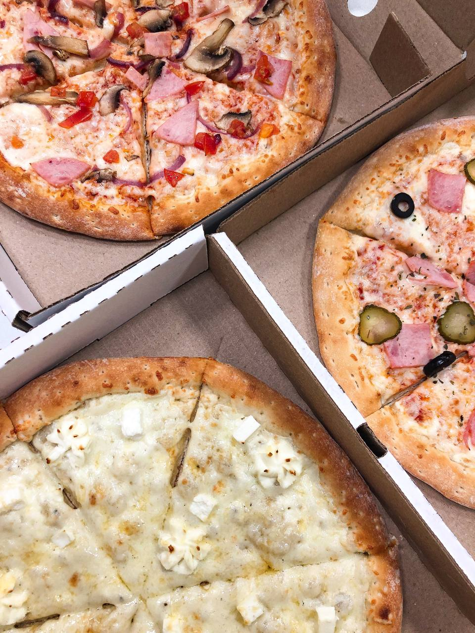 Маленькая пицца 25 см. Три пиццы. Пицца 25 см фото сравнение. 3 Пиццы 4 сыра камеди. Трио пицца доставка