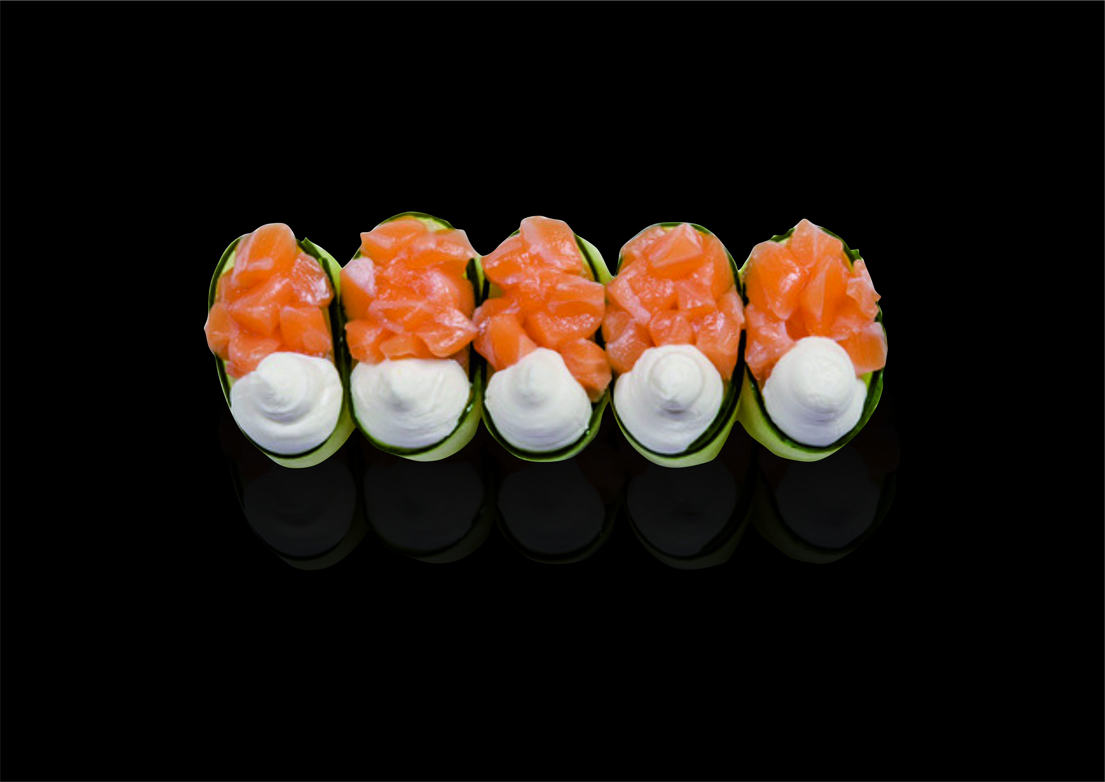 Тест суши. Sushi White Филадельфия. Классические роллы просто и ничего лишнего. Ролл классика де Люкс на черном фоне.